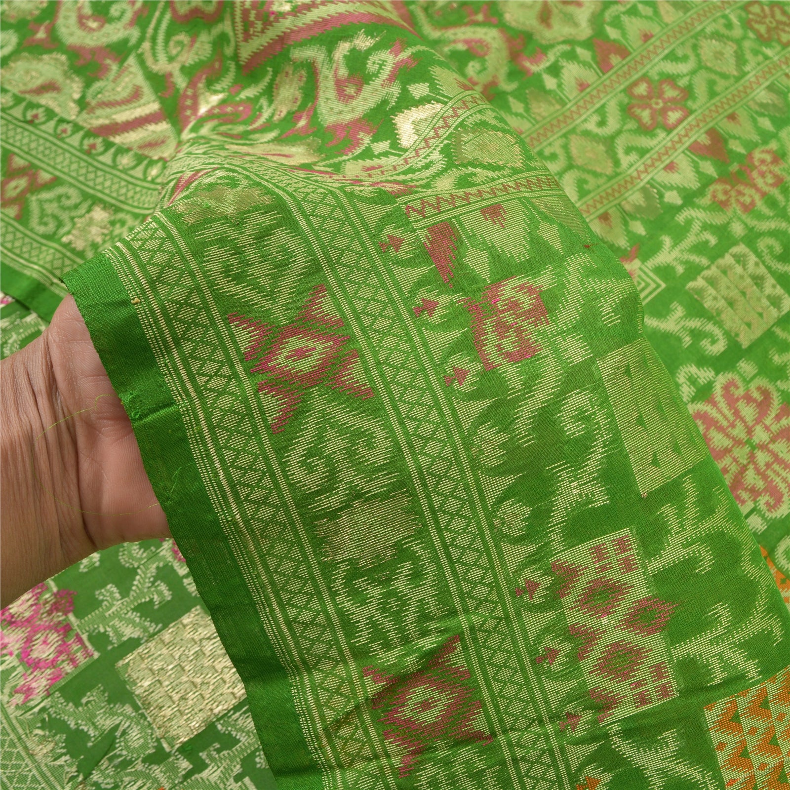 Green Katan silk Handwoven Tanchoi Jamawar Banarasi saree with floral –  Weaver Street